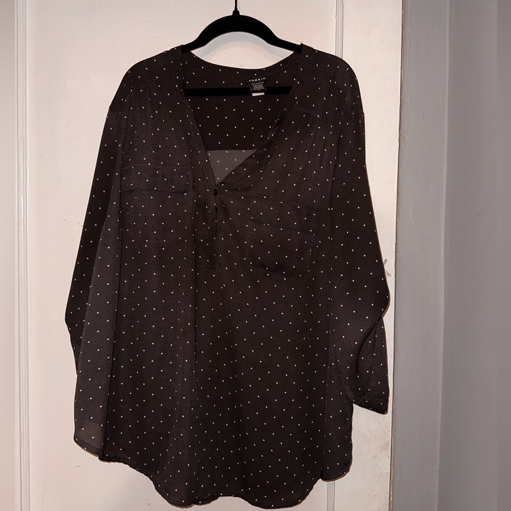 Size 2 polka dot gray blouse Torrid
